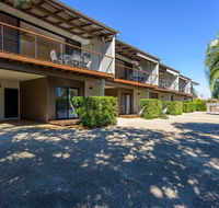 Unit 2 Rainbow Surf - Modern double storey townhouse with large shared pool close to beach and shops - Darwin Holiday