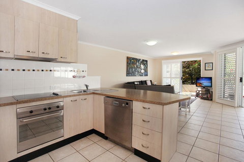 Unit 3, On The Park, 22 Frank Street Coolum Beach, 400 BOND, LINEN INCLUDED - Darwin Holiday 2