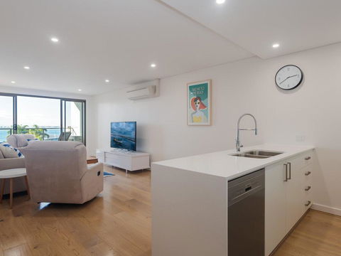 Unit 301 'The Shoal' 6-8 Bullecourt Street - Air Con, Walking To Local Shops & Beach - Darwin Holiday 1