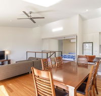 Unit 5 Rainbow Surf - Modern double storey townhouse with large shared pool close to beach and shop - Darwin Holiday