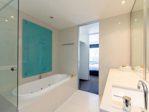 Upmarket Resort At Beach Surfers Paradise URGC - Darwin Holiday 1