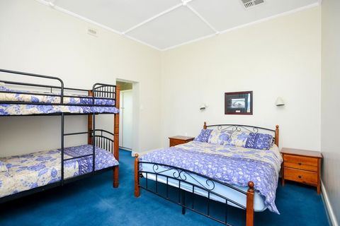 Victor Harbor Beachfront Bliss + WiFi - Darwin Holiday 2