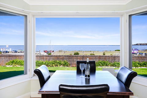 Victor Harbor Beachfront Bliss + WiFi - Darwin Holiday 0