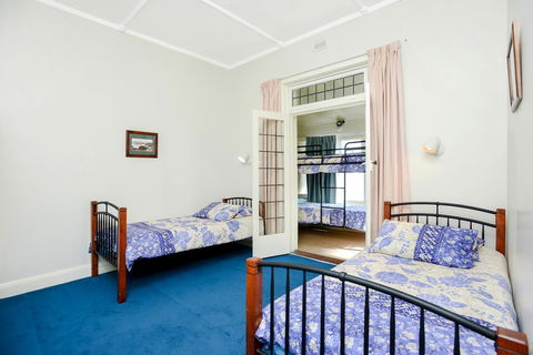 Victor Harbor Beachfront Bliss + WiFi - Darwin Holiday 3