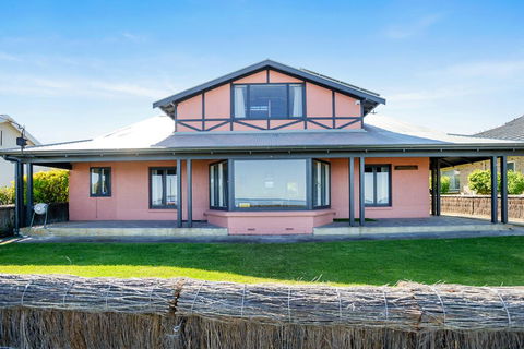 Victor Harbor Beachfront Bliss + WiFi - Darwin Holiday 1