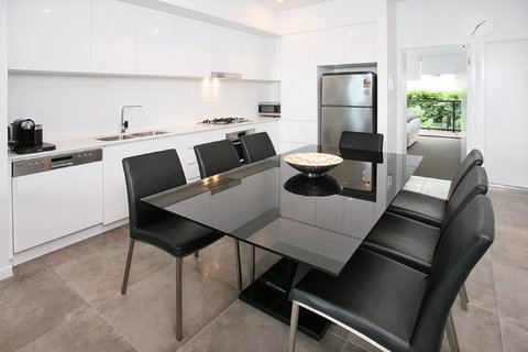 Views From Red Hill - Modern And Spacious Split-Level Executive 3BR Red Hill Apartment Close To CBD - Darwin Holiday 1