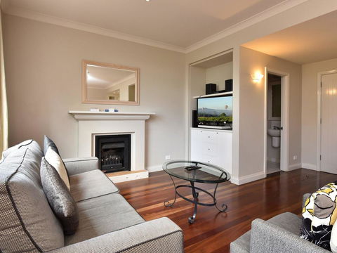 Villa 2br Nebbiolo Resort Condo Located Within Cypress Lakes Resort (nothing Is More Central) - Darwin Holiday 2