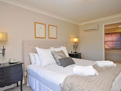 Villa 3br Beaujolais Luxe + Style Resort Condo Located Within Cypress Lakes Resort (nothing Is More Central) - Darwin Holiday 3