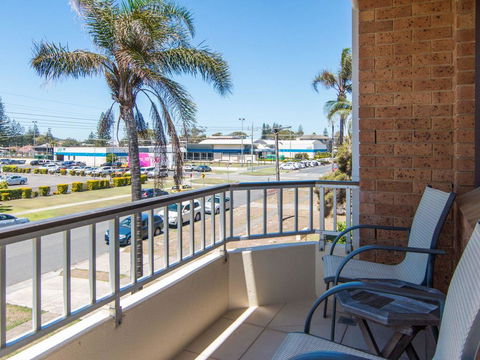 Villa Capri 3, Just A Hop, Skip And Jump To Bowling Club - Darwin Holiday 3