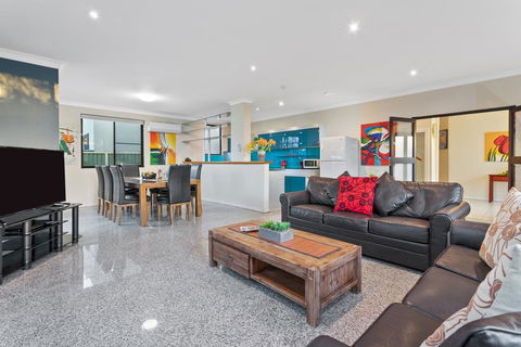 Villa De Marseilles - Melbourne - Darwin Holiday 1