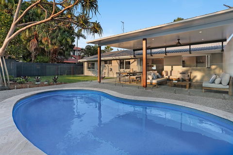 Walk To Hastings Street, Noosa Sound - Darwin Holiday 0