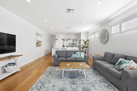 Wanda Waterfront Retreat - Beautiful Beach House - Darwin Holiday 3