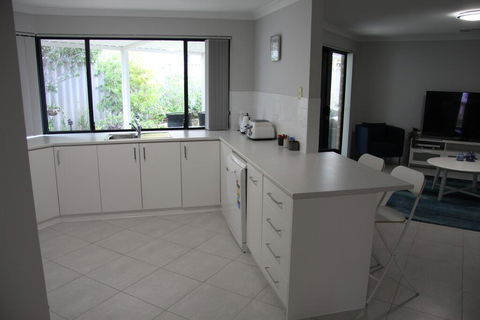 Warnbro Beach Family Accommodation - Darwin Holiday 2