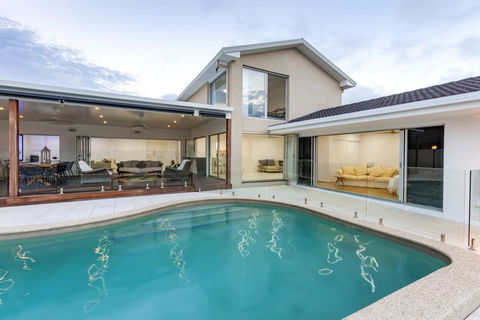 Waterfront Entertainer - Darwin Holiday 3