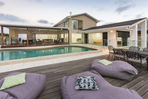 Waterfront Entertainer - Darwin Holiday 1