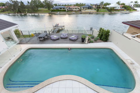 Waterfront Entertainer - Darwin Holiday 0