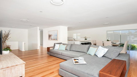 Waterfront Serenity - Luxury Home With Grand Views - Darwin Holiday 1