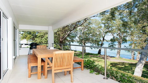 Waterfront Serenity - Luxury Home With Grand Views - Darwin Holiday 2