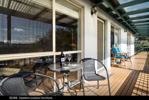 Nest On A Crest - Darwin Holiday 25