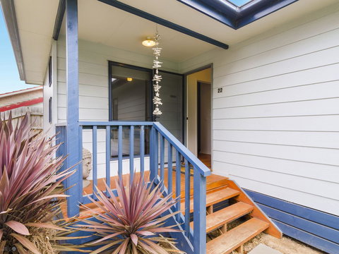 Demure Charm - Darwin Holiday 0