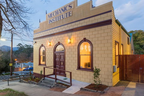 The Old Mechanics - Darwin Holiday 0