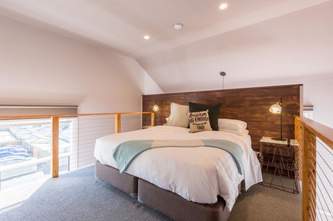 The Old Mechanics - Darwin Holiday 12