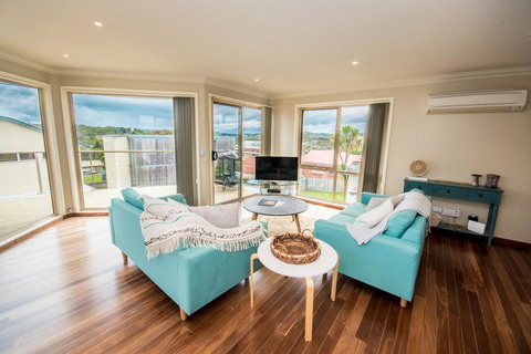 The Pitch - Darwin Holiday 0