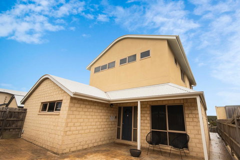 The Pitch - Darwin Holiday 35