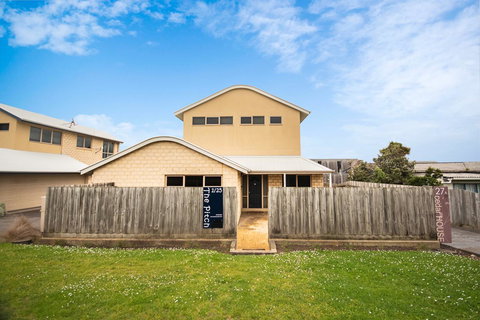 The Pitch - Darwin Holiday 37