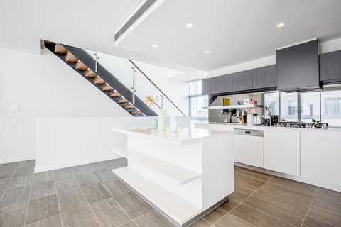 Docklands Waterfront Luxury Villa - Darwin Holiday 10