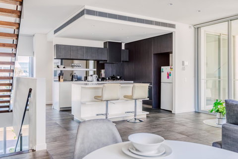 Docklands Waterfront Luxury Villa - Darwin Holiday 11