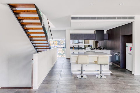 Docklands Waterfront Luxury Villa - Darwin Holiday 8