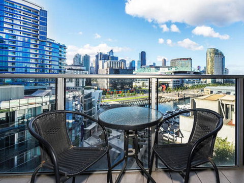 Dockland Kings Lucky 805 - Darwin Holiday 12