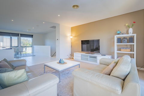 Stylish 3 Bedroom Townhouse - Free Parking - Darwin Holiday 1