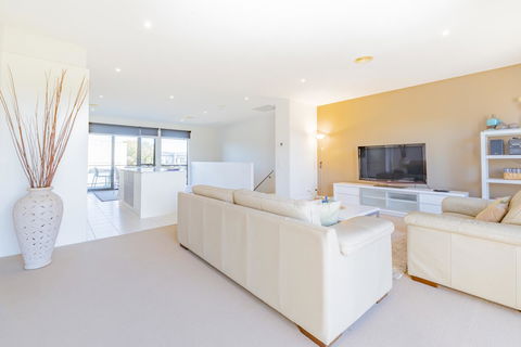 Stylish 3 Bedroom Townhouse - Free Parking - Darwin Holiday 4