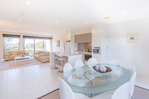 Stylish 3 Bedroom Townhouse - Free Parking - Darwin Holiday 2