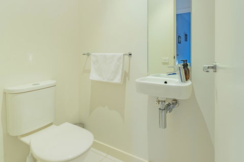 Stylish 3 Bedroom Townhouse - Free Parking - Darwin Holiday 22