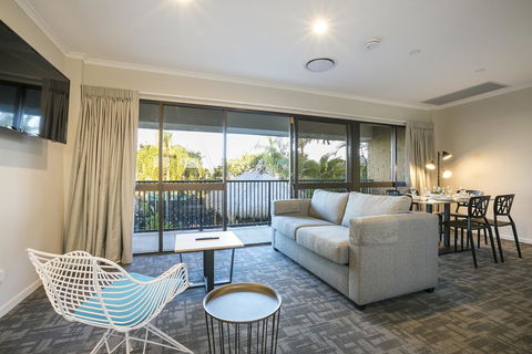 Nightcap At Kawana Waters Hotel - Darwin Holiday 2