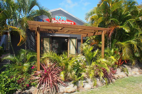 Backpackers At 1770 - Darwin Holiday 12
