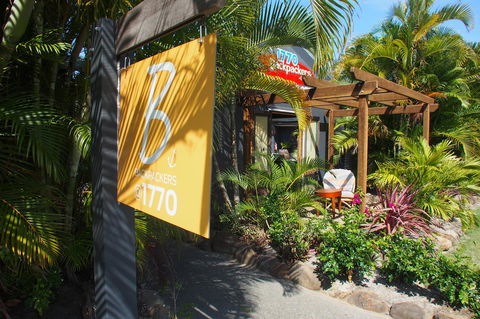 Backpackers At 1770 - Darwin Holiday 19