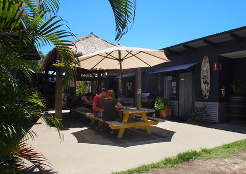 Backpackers At 1770 - Darwin Holiday 11
