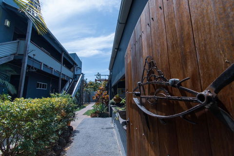 Backpackers At 1770 - Darwin Holiday 3