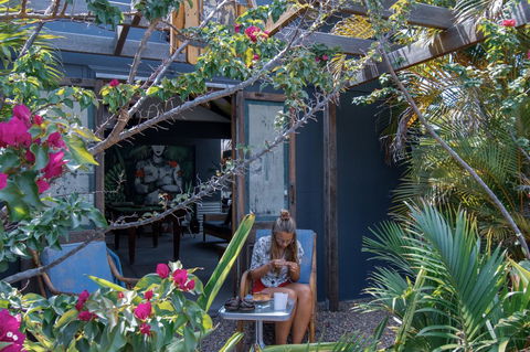 Backpackers At 1770 - Darwin Holiday 1