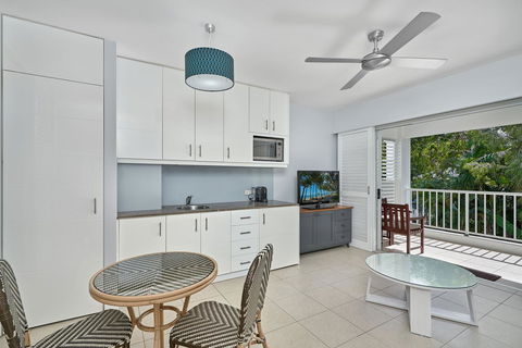 Palm Cove Paradise - Couples Spa Beach Getaway - Darwin Holiday 9
