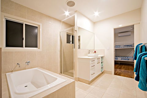 Whitsunday Luxury Homes - Darwin Holiday 24