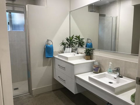 Whitsunday Luxury Homes - Darwin Holiday 13