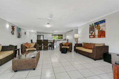 Roydon Beachfront Apartments - Darwin Holiday 1