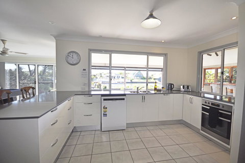 Bribie Island Canal Holiday Destination! - Darwin Holiday 5