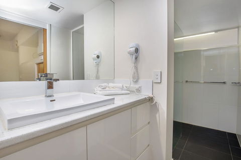 Tiki Hotel Apartments Surfers Paradise - Darwin Holiday 5