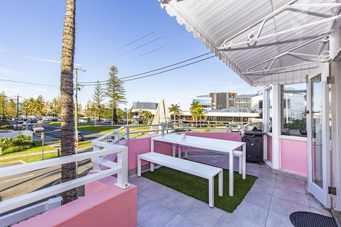 The Pink Hotel Coolangatta - Darwin Holiday 6